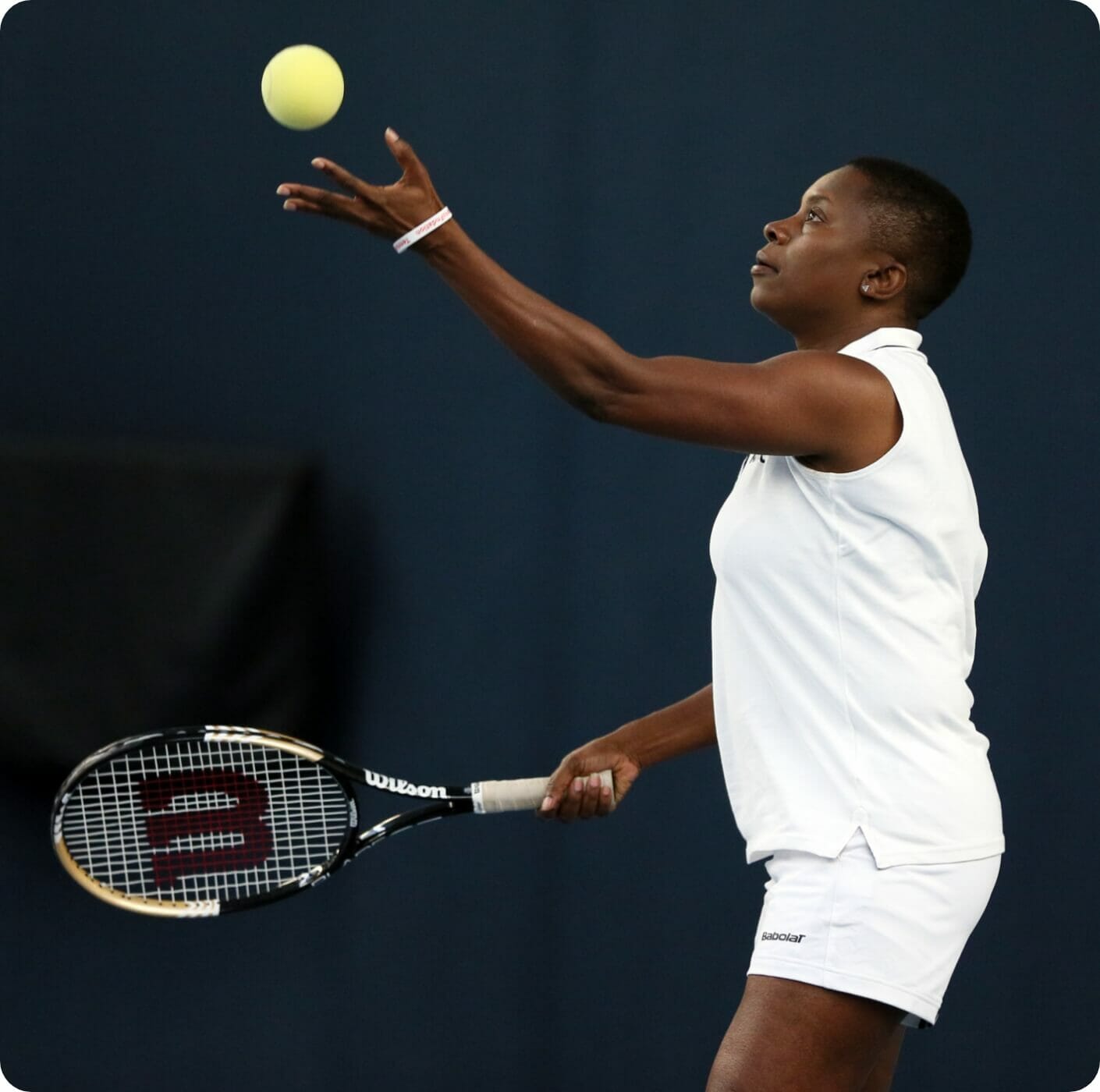 woman playing tennis